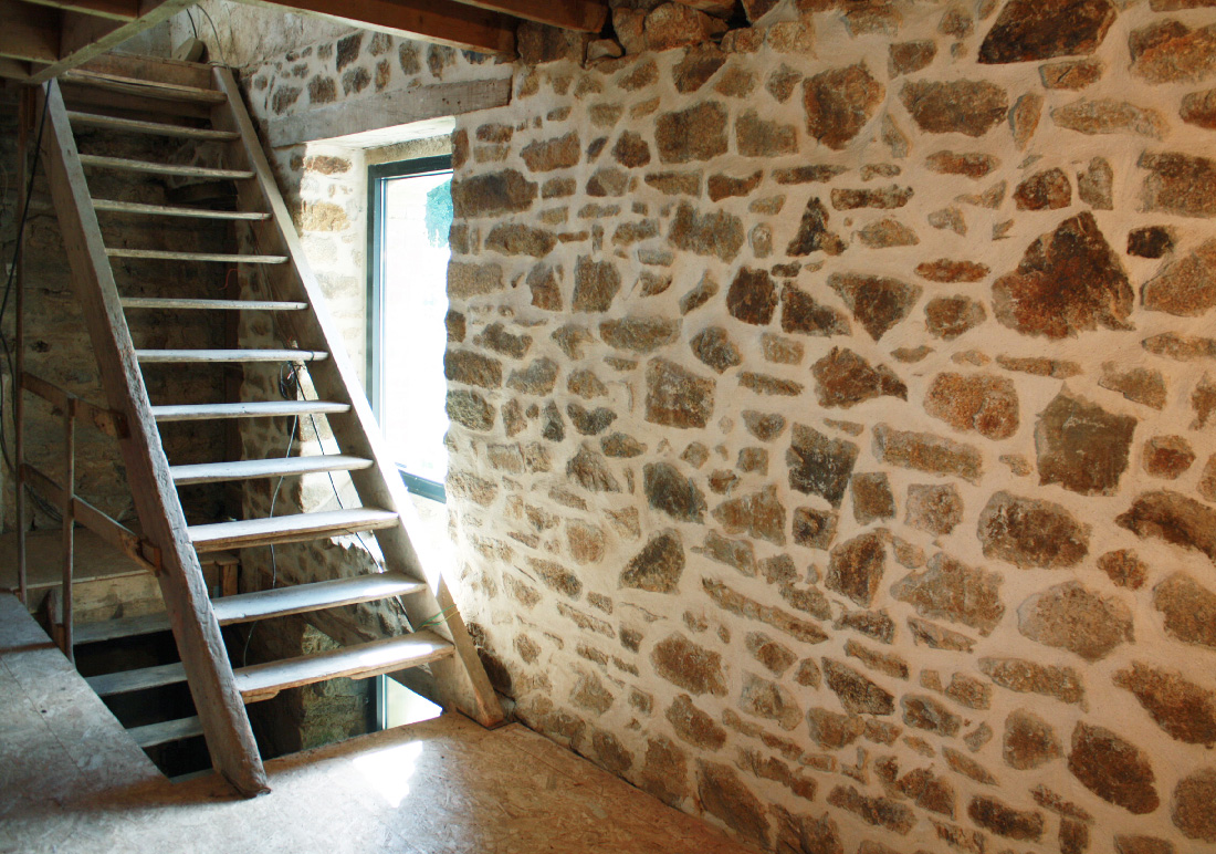 Joints à la chaux dans l'intérieur d'un ancien moulin